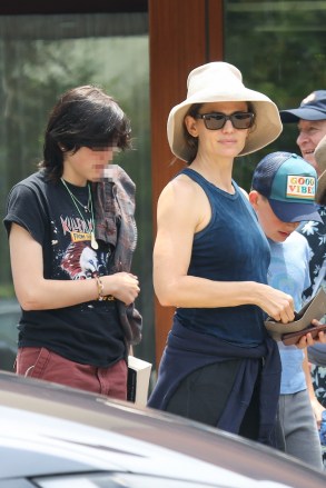 Malibu, CA  - *EXCLUSIVE* Jennifer Garner treats her three kids Violet, Seraphina, and Samuel to brunch overlooking the ocean at Soho House in Malibu.Pictured: Jennifer Garner, Seraphina Affleck, Samuel AffleckBACKGRID USA 23 JULY 2023 USA: +1 310 798 9111 / usasales@backgrid.comUK: +44 208 344 2007 / uksales@backgrid.com*UK Clients - Pictures Containing ChildrenPlease Pixelate Face Prior To Publication*