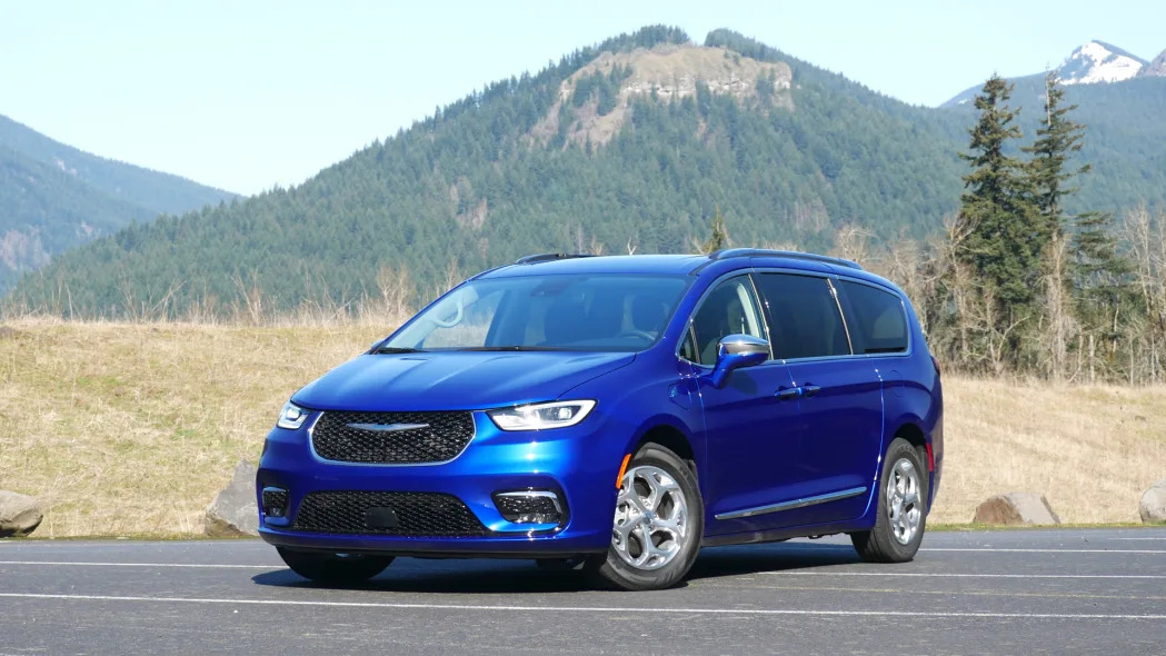 2021 Chrysler Pacifica Hybrid front