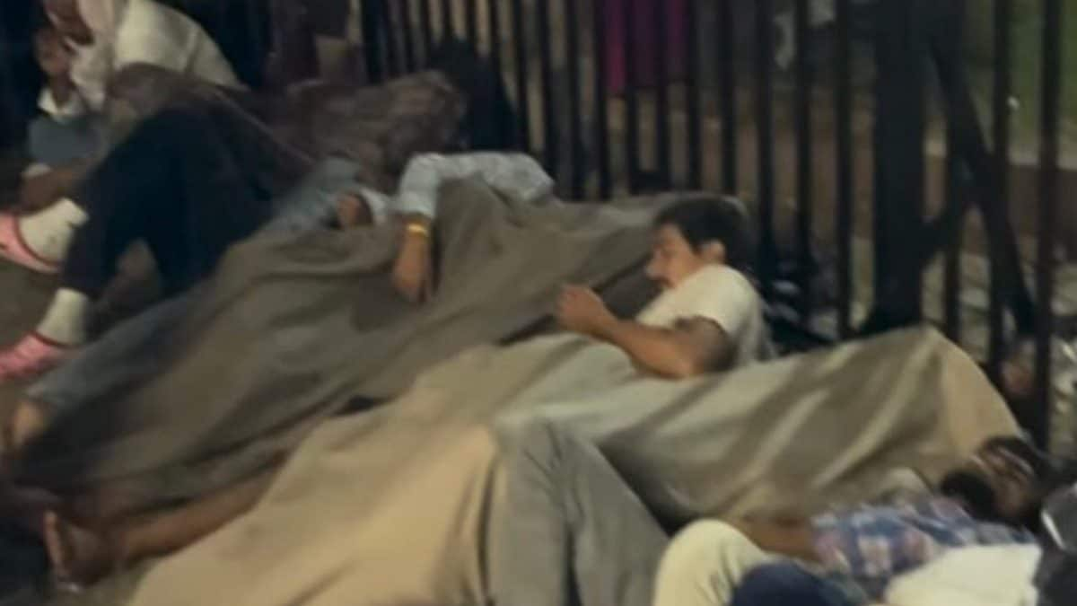 1712350529 Fans Sleeping Outside Jaipur Stadium To Buy Rr Vs Rcb.jpg