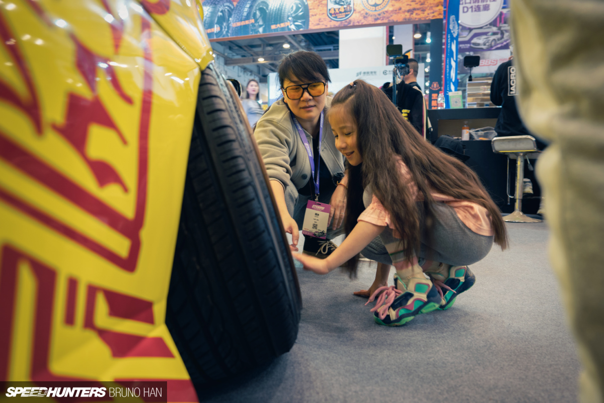 Speedhunters_Bruno_GTshow_girl_3