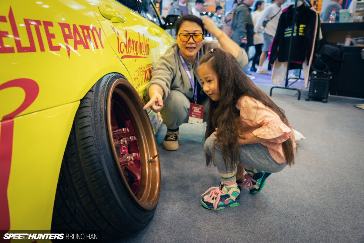 Speedhunters_Bruno_GTshow_girl_2