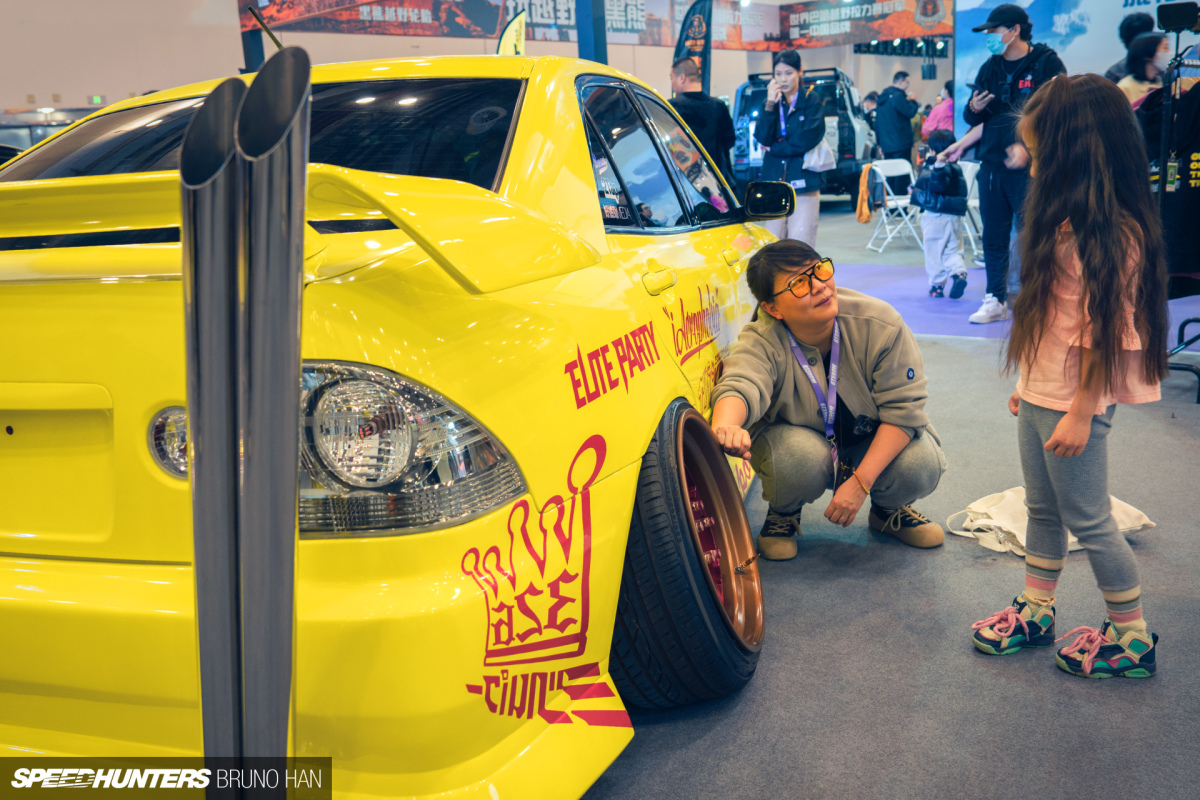 Speedhunters_Bruno_GTshow_girl_1