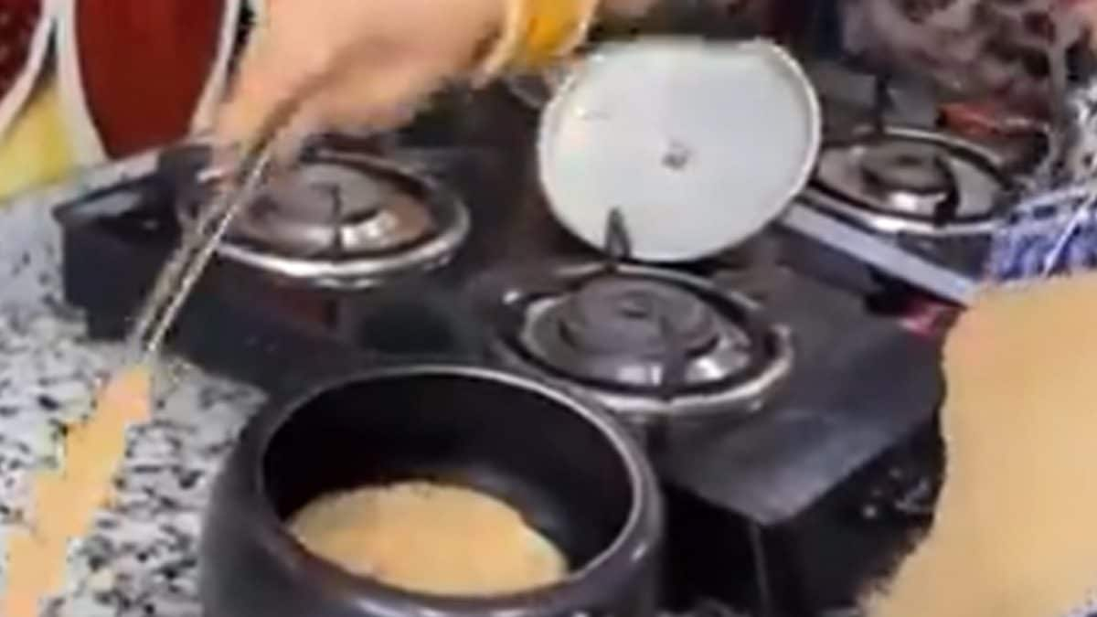 1712516786 Woman Prepares Rotis In Pressure Cooker And Internet Is Not.jpg