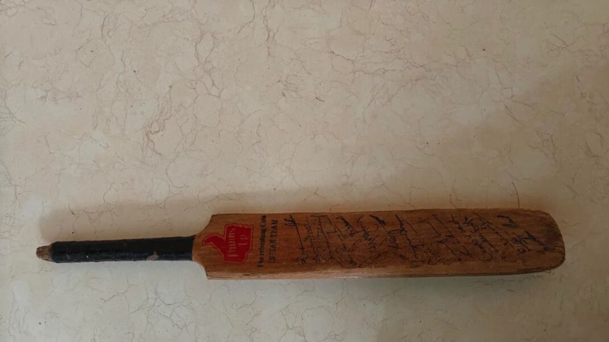 1713868400 Reddit User Discovers Dads Priceless Bat Signed By Indias 1983.jpg